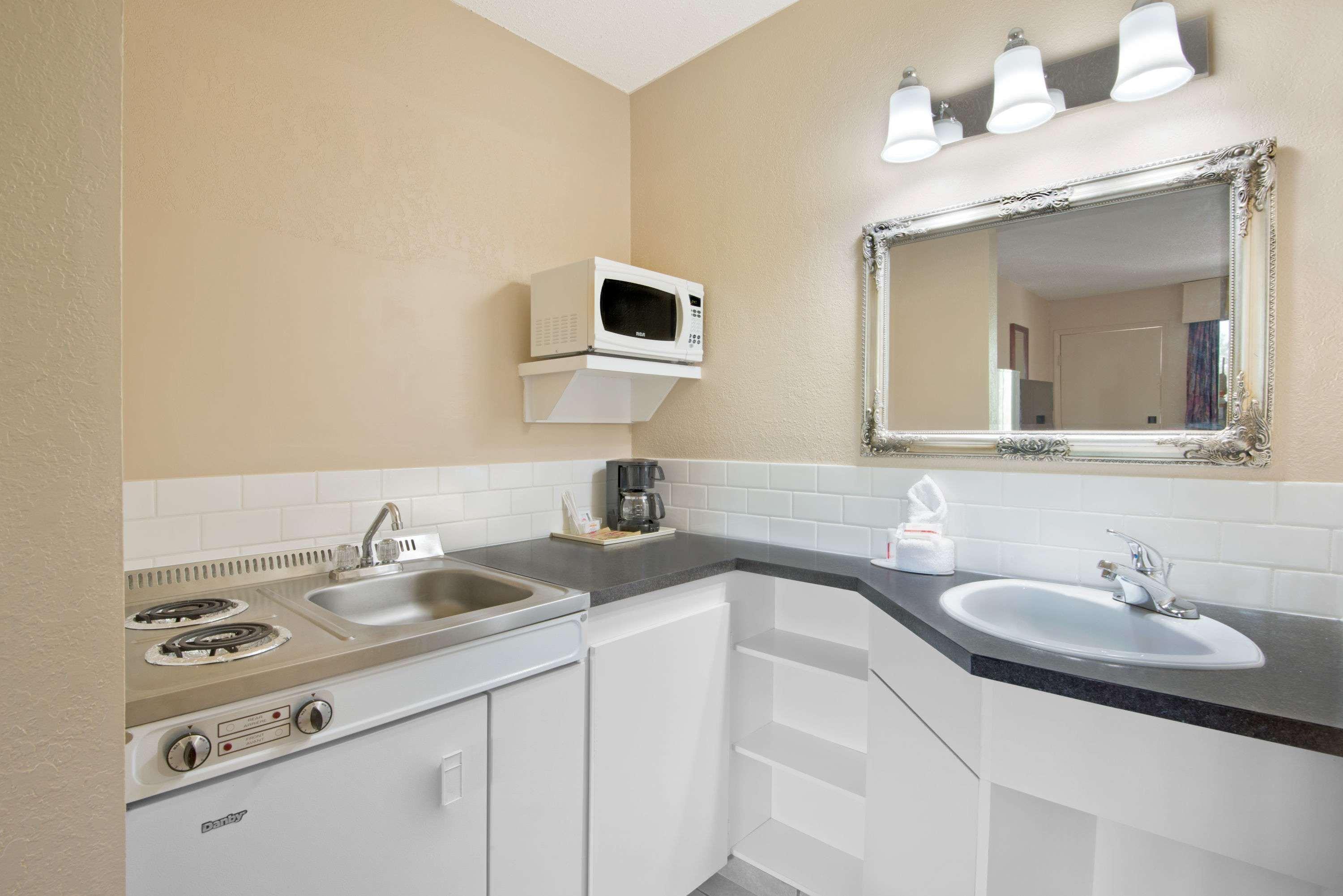 Howard Johnson By Wyndham Red Deer Εξωτερικό φωτογραφία